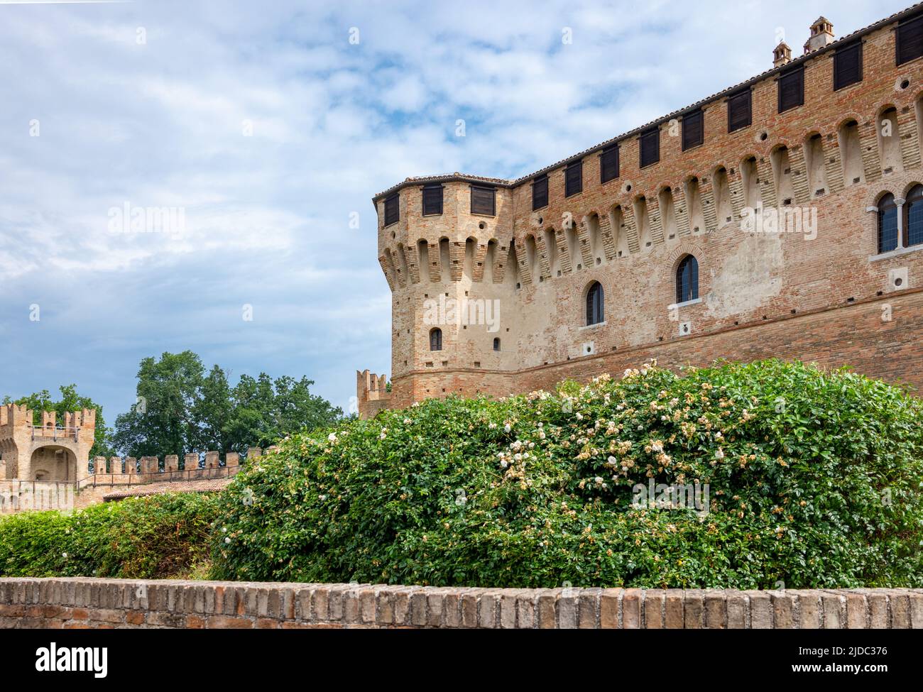Gradara, Italia - 29 de mayo de 2018: Vista de la fortaleza de Malatesta con la etrancia y el jardín Foto de stock