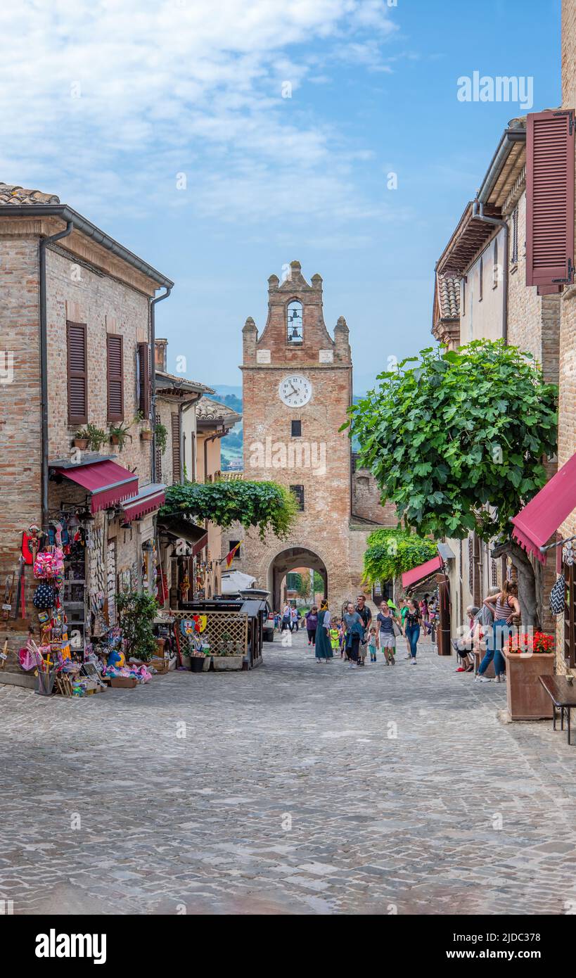 Gradara, Italia - 29 de mayo de 2018: Vista de la plaza principal con la torre del reloj Foto de stock