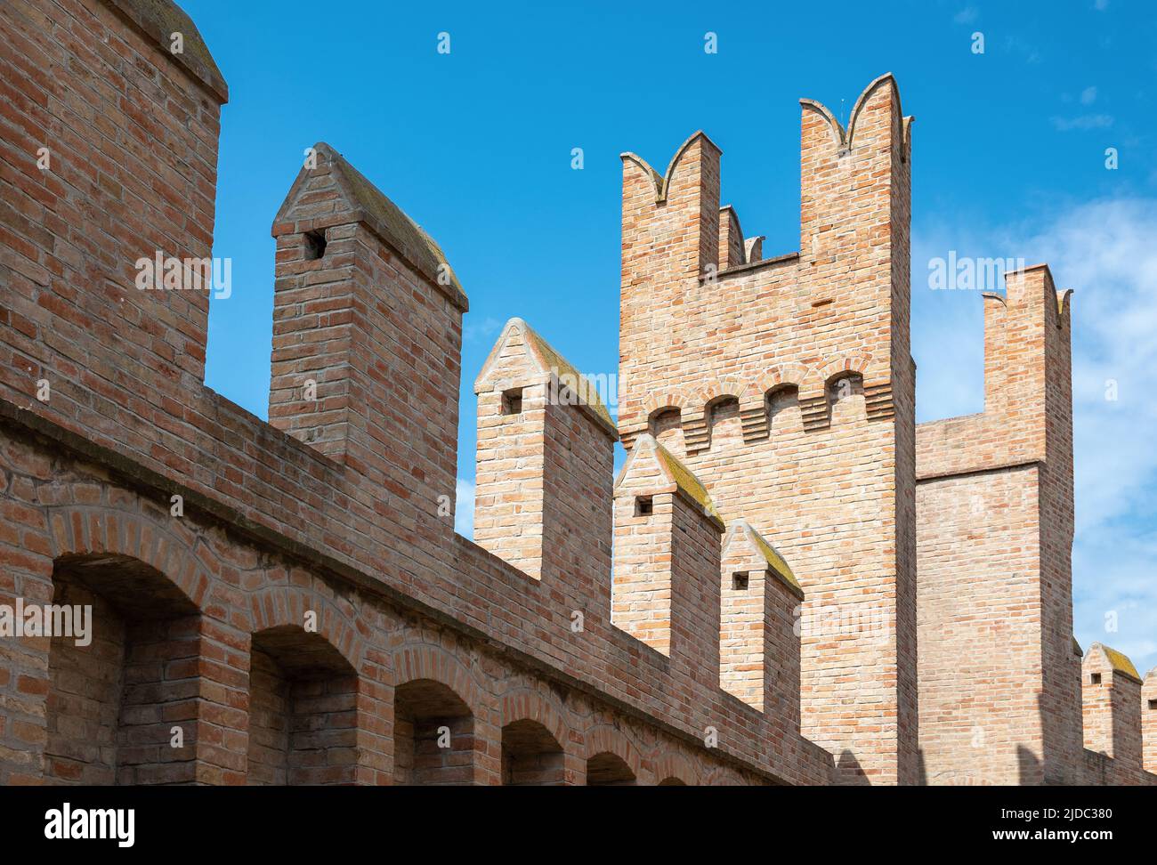 Italia Gradara, vista interior de las murallas que rodean el pueblo medieval Foto de stock