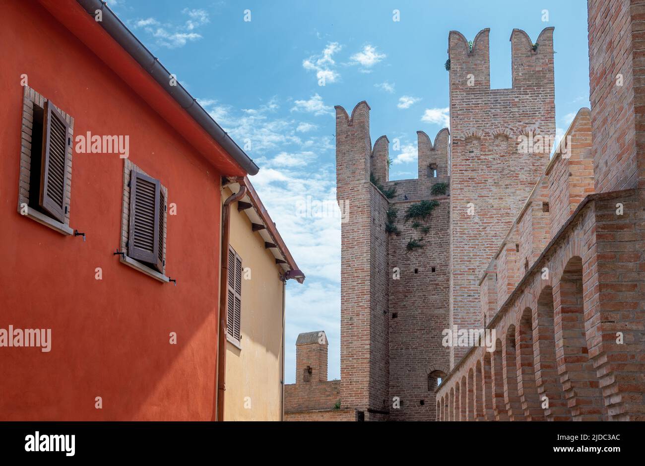 Italia Gradara, vista interior de las murallas que rodean el pueblo medieval Foto de stock