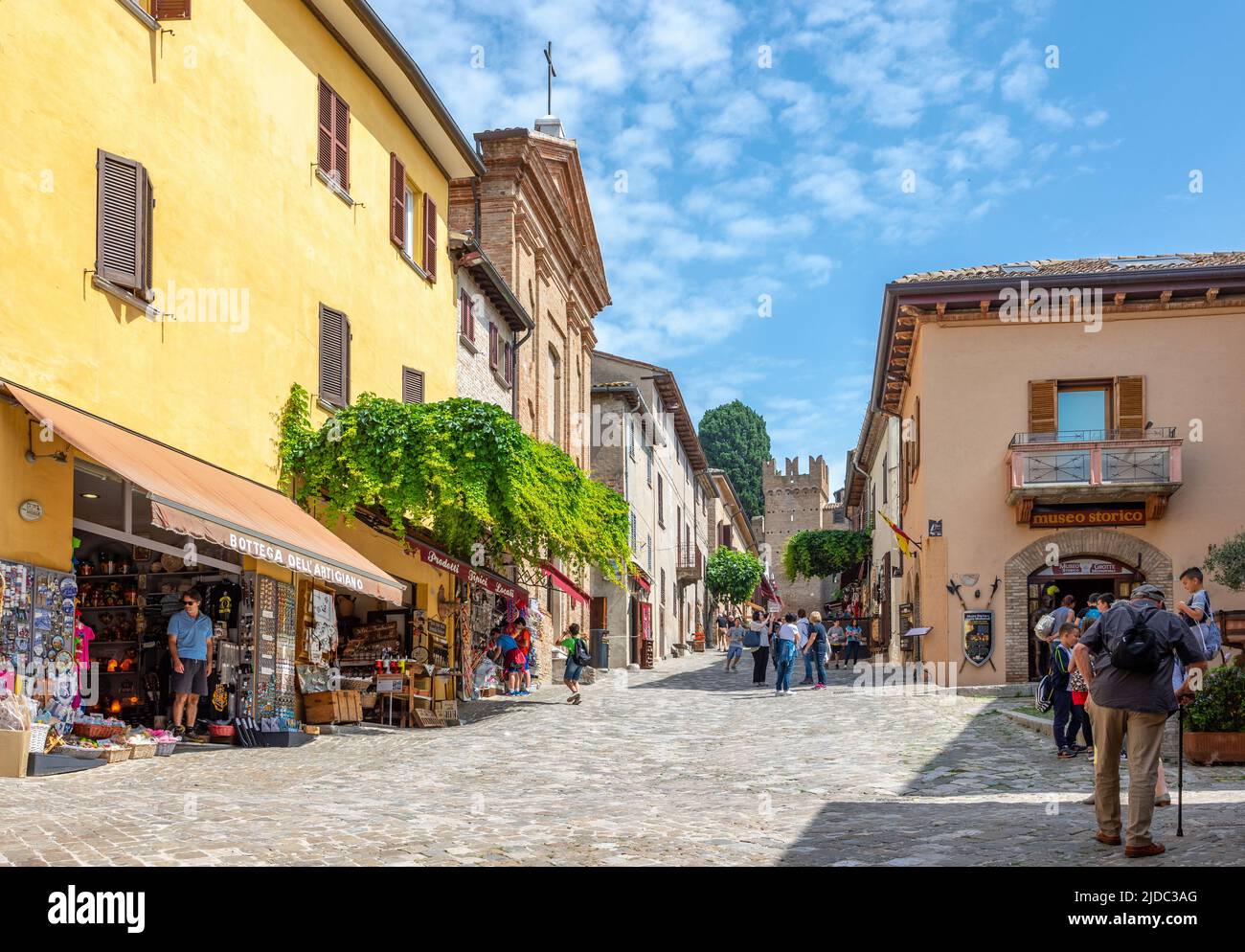 Gradara, Italia - 29 de mayo de 2018: Los turistas en la plaza principal del pueblo Foto de stock