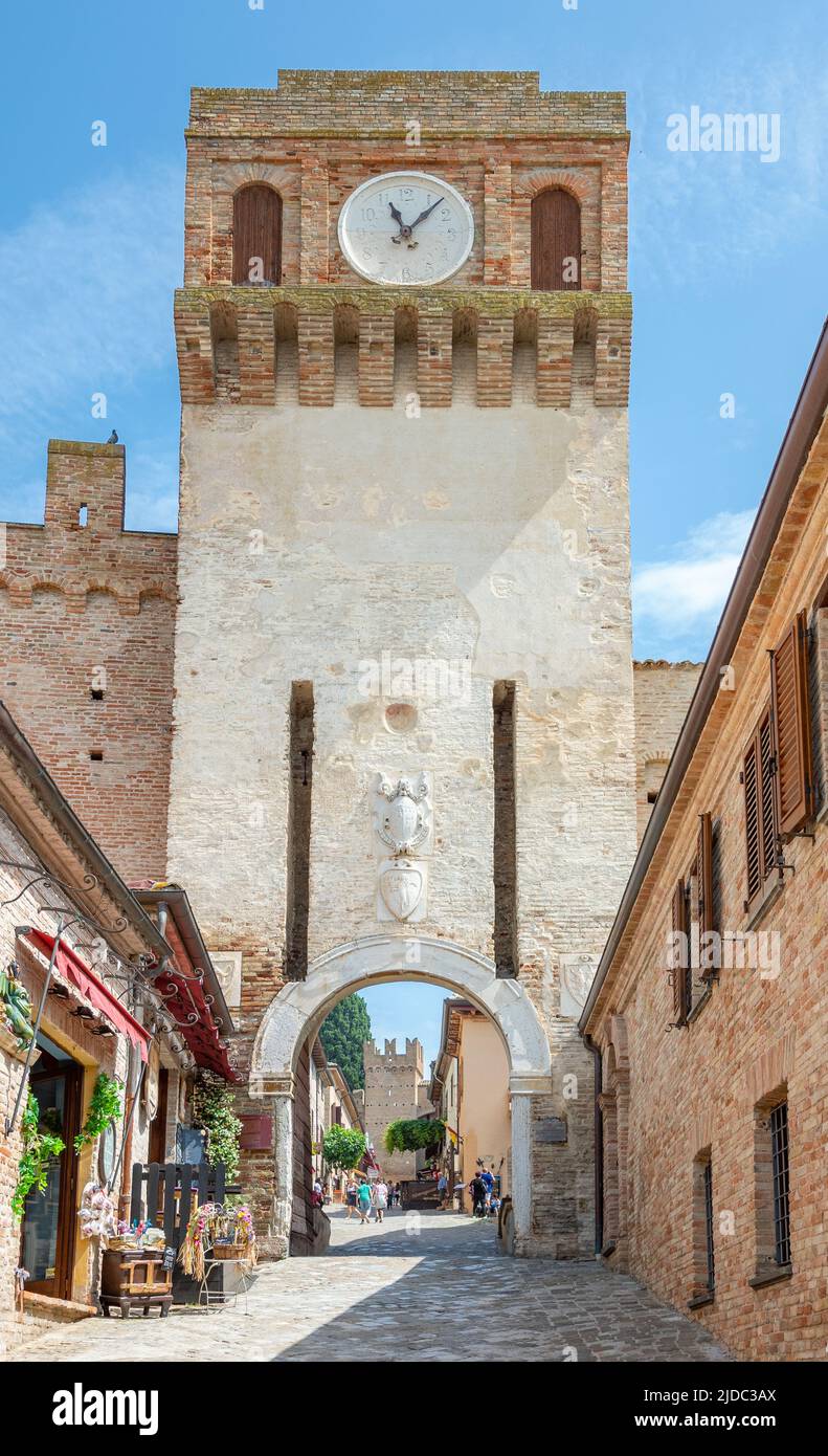 Gradara, Italia - 29 de mayo de 2018: Vista de la torre de Firau con reloj, antigua entrada a la villa medieval Foto de stock