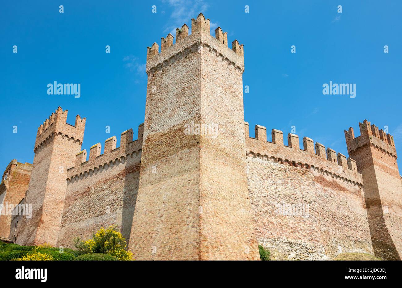 Italia Gradara, vista de las murallas que rodean el pueblo medieval Foto de stock
