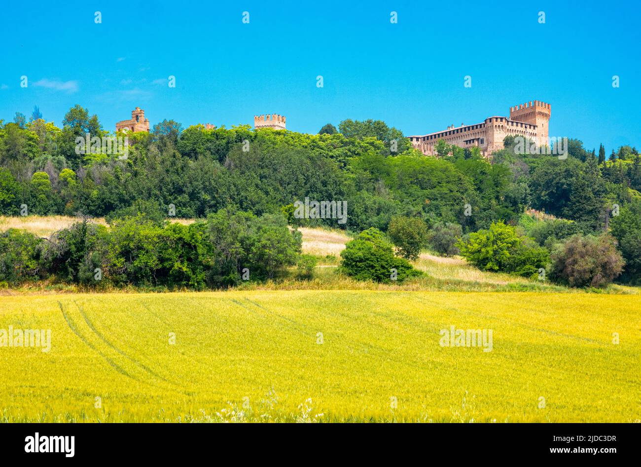 Gradara, Italia, el pueblo con la fortaleza vista desde el valle con los campos cultivados Foto de stock