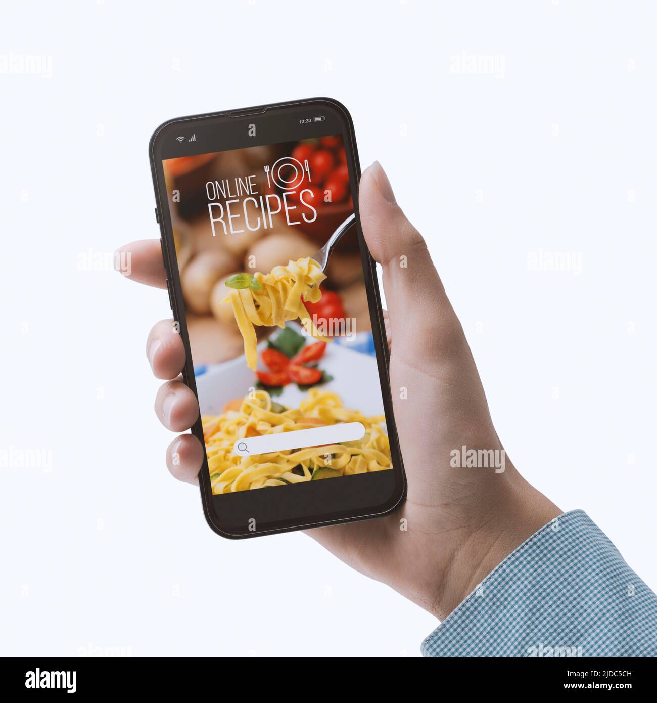 Mujer buscando recetas saludables en una aplicación de cocina con su smartphone, POV grabado sobre fondo blanco Foto de stock