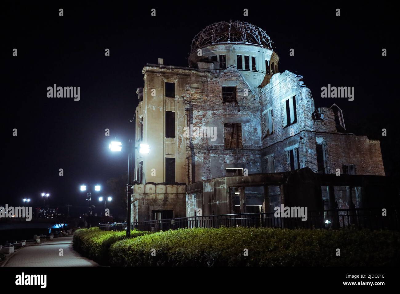 Explosões De Bomba Nuclear Detritos Fogo Estrondo Nuvens Formas Colorido  Inglês Café Da Manhã Com Ovo Frito No Fundo Cinza Claro. Foto Royalty Free,  Gravuras, Imagens e Banco de fotografias. Image 199601759