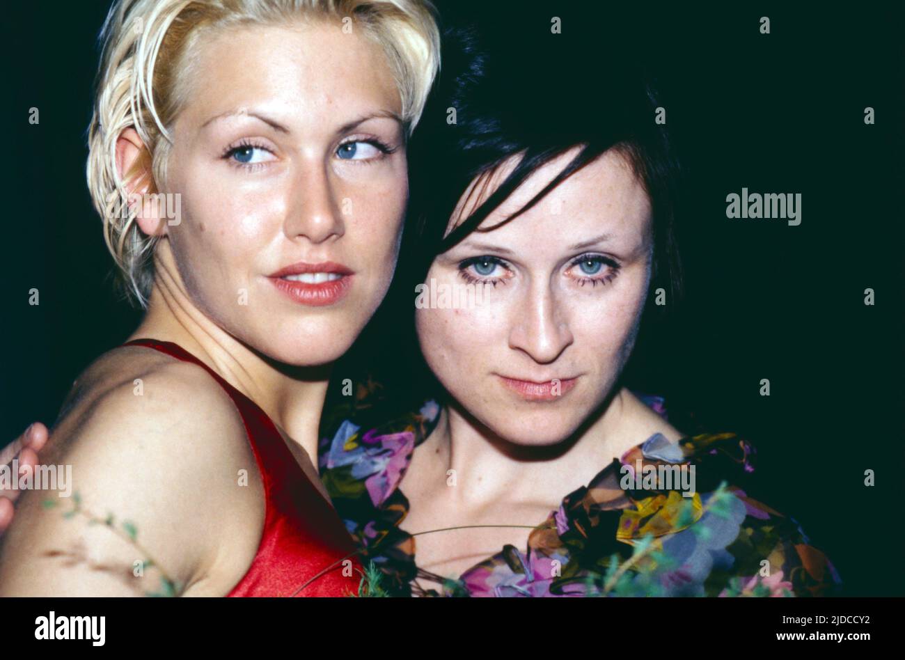 Gruschenka Stevens und Sophie Rois bei der Premiere des Films: Der Kalte Finger, Deutschland, 1996. La actriz alemana Gruschenka Stevens y la actriz austriaca Sophie Rois, estreno cinematográfico: Der Kalte Finger, Alemania, 1996. Foto de stock
