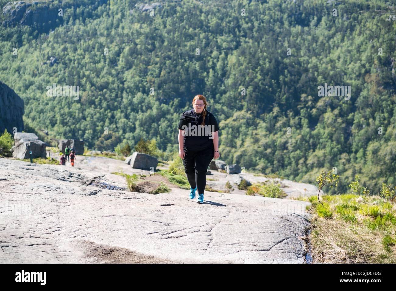 Caminata de Preikestolen, Noruega, Europa Foto de stock