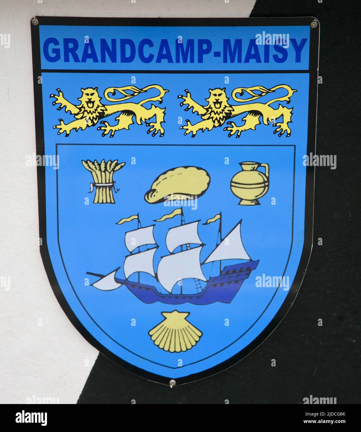 El escudo heráldico para el puerto de Grandcamp-Maisy, Normandía, Francia Foto de stock