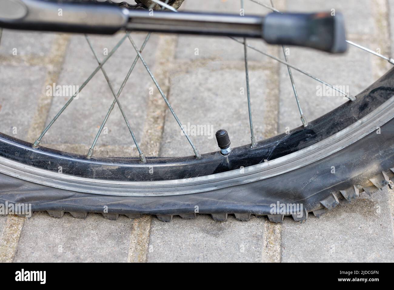 Bicicleta pinchada fotografías e imágenes de alta resolución - Alamy