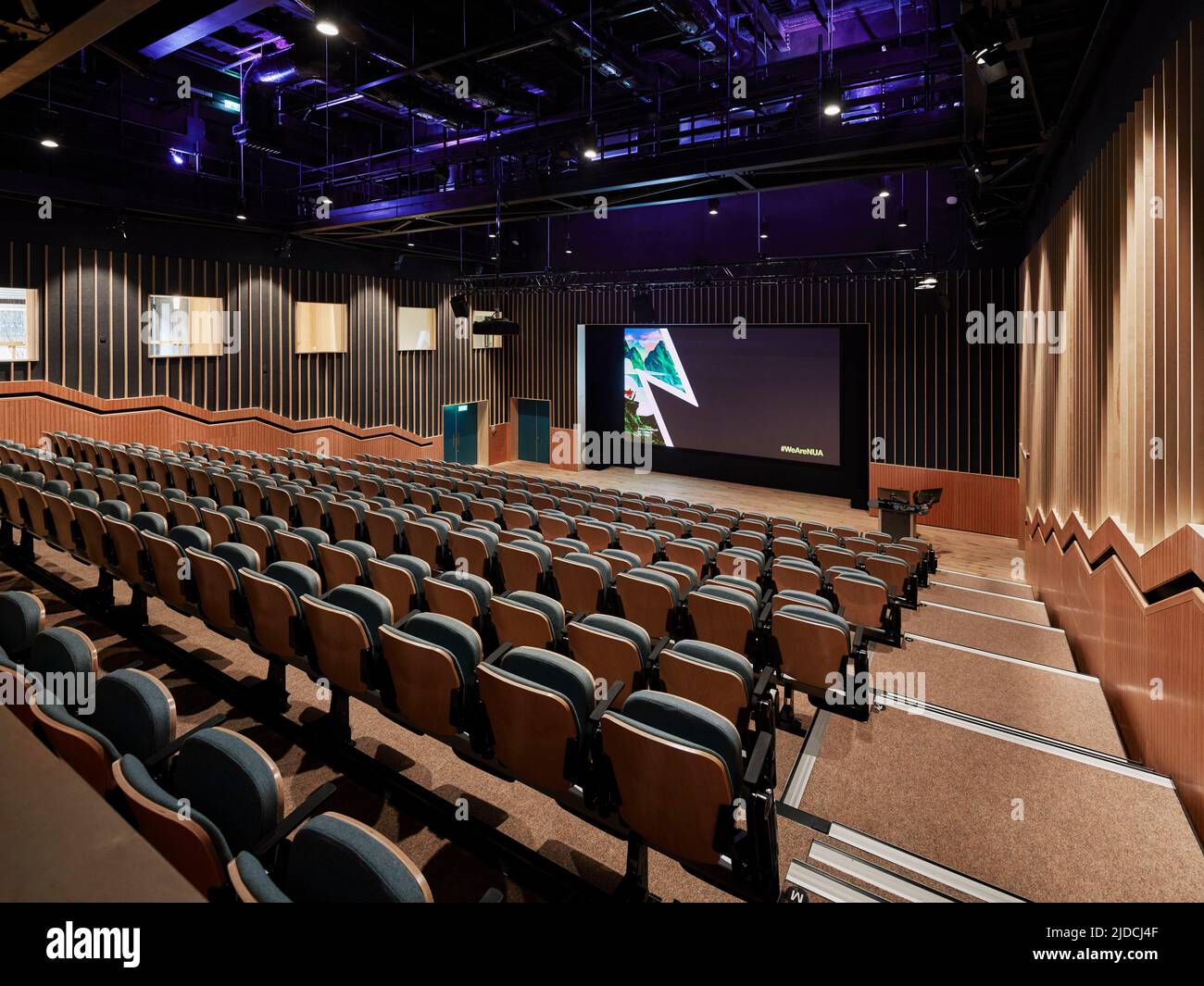 Vista mirando hacia abajo hacia el espacio de teatro de conferencias de NUA Riverside Duke Street. La sala de conferencias está revestida de madera y cuenta con asientos retráctiles. Duke STREET RI Foto de stock