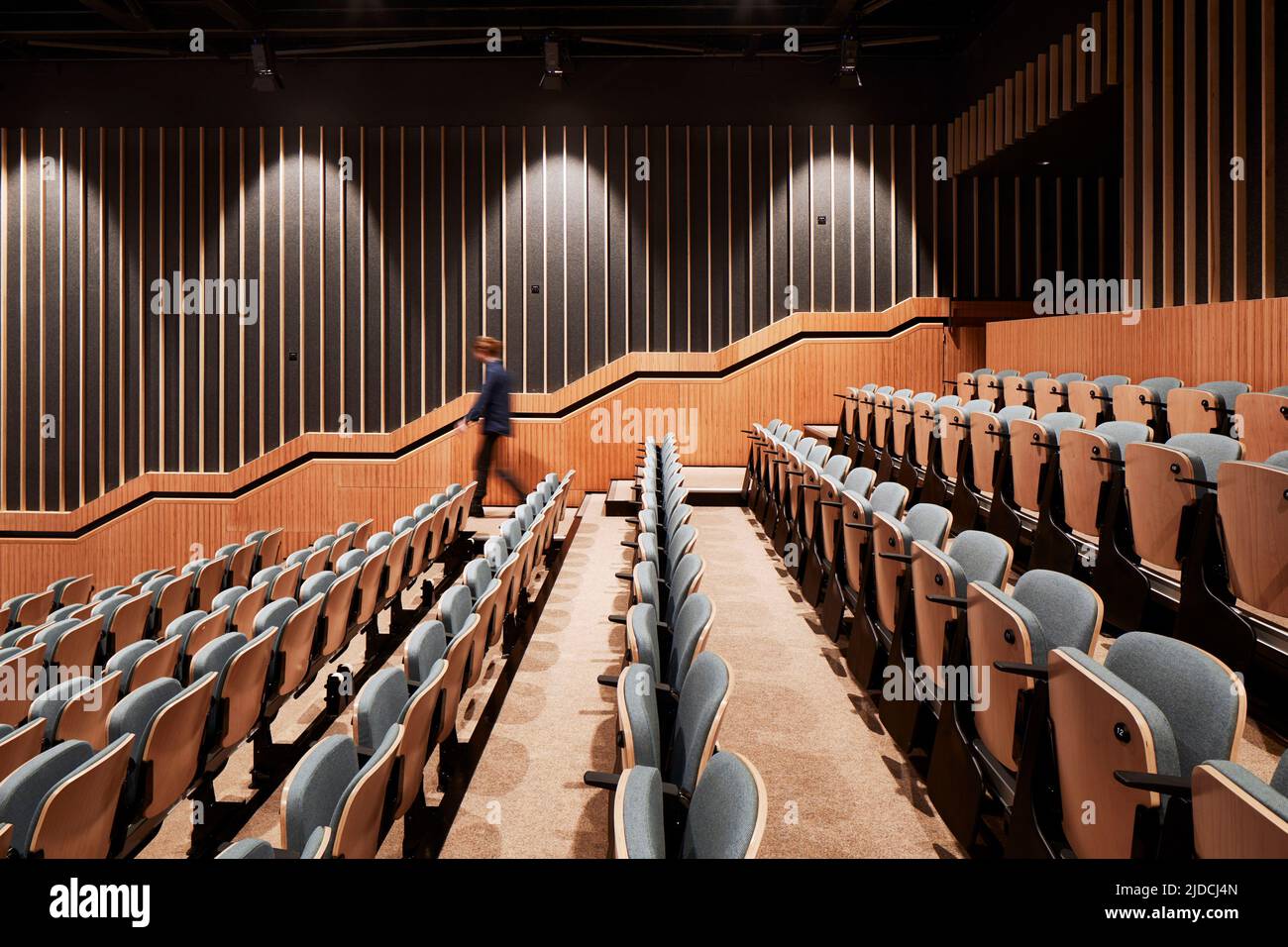 El personal docente que camina por las escaleras en el teatro de conferencias con techo de madera con asientos retráctiles. Duke Street Riverside - Universidad de Arte de Norwich Foto de stock