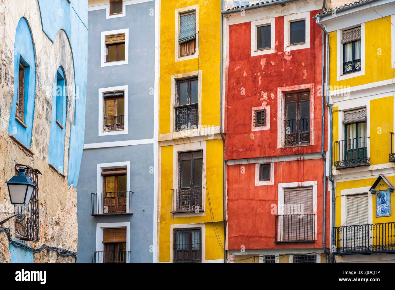 Casas coloridas en el casco antiguo, Cuenca, Castilla-La Mancha, España Foto de stock