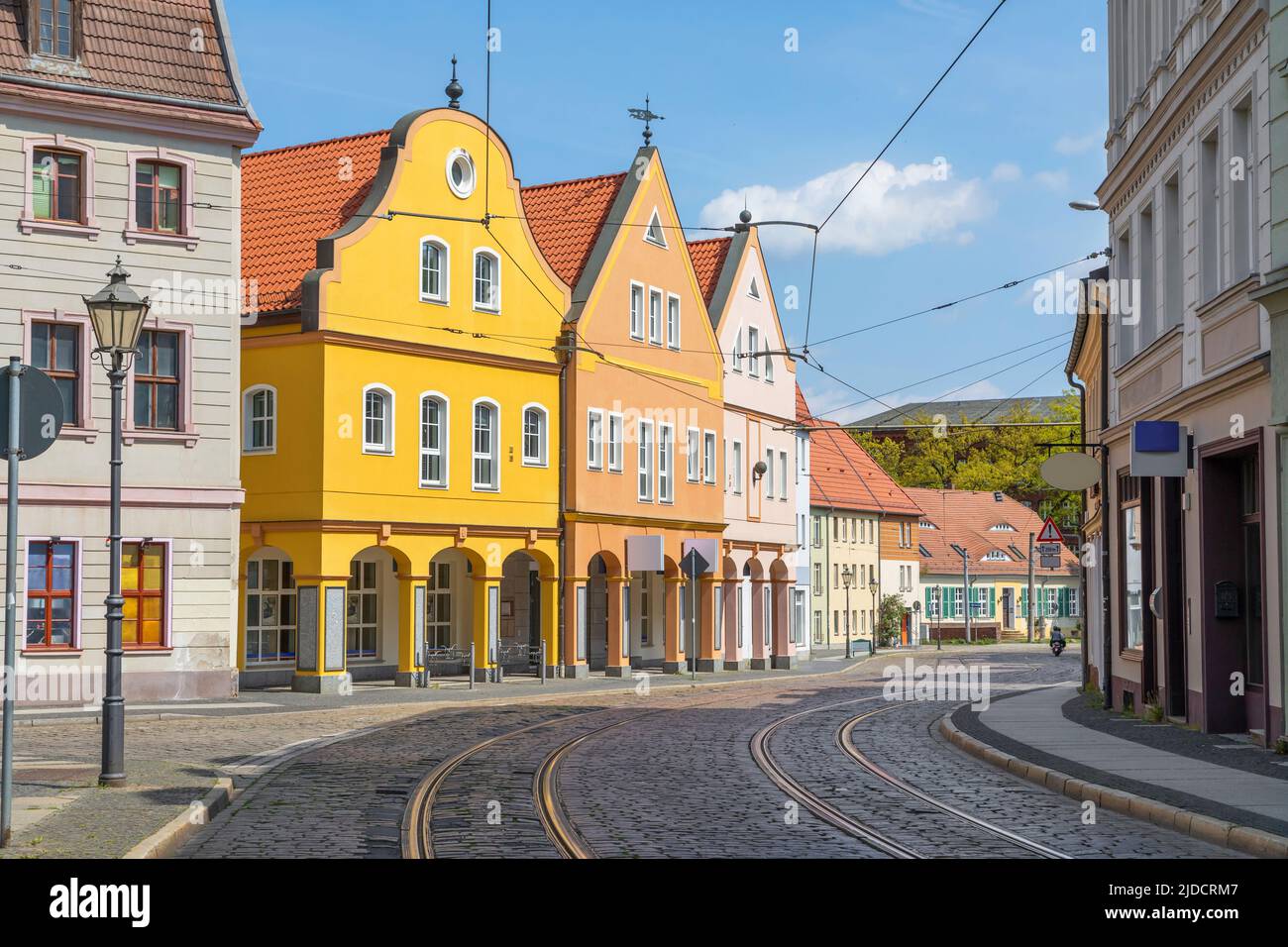 Cottbus, Alemania. Antiguas y coloridas casas en la calle Sandower en el centro histórico de la ciudad Foto de stock