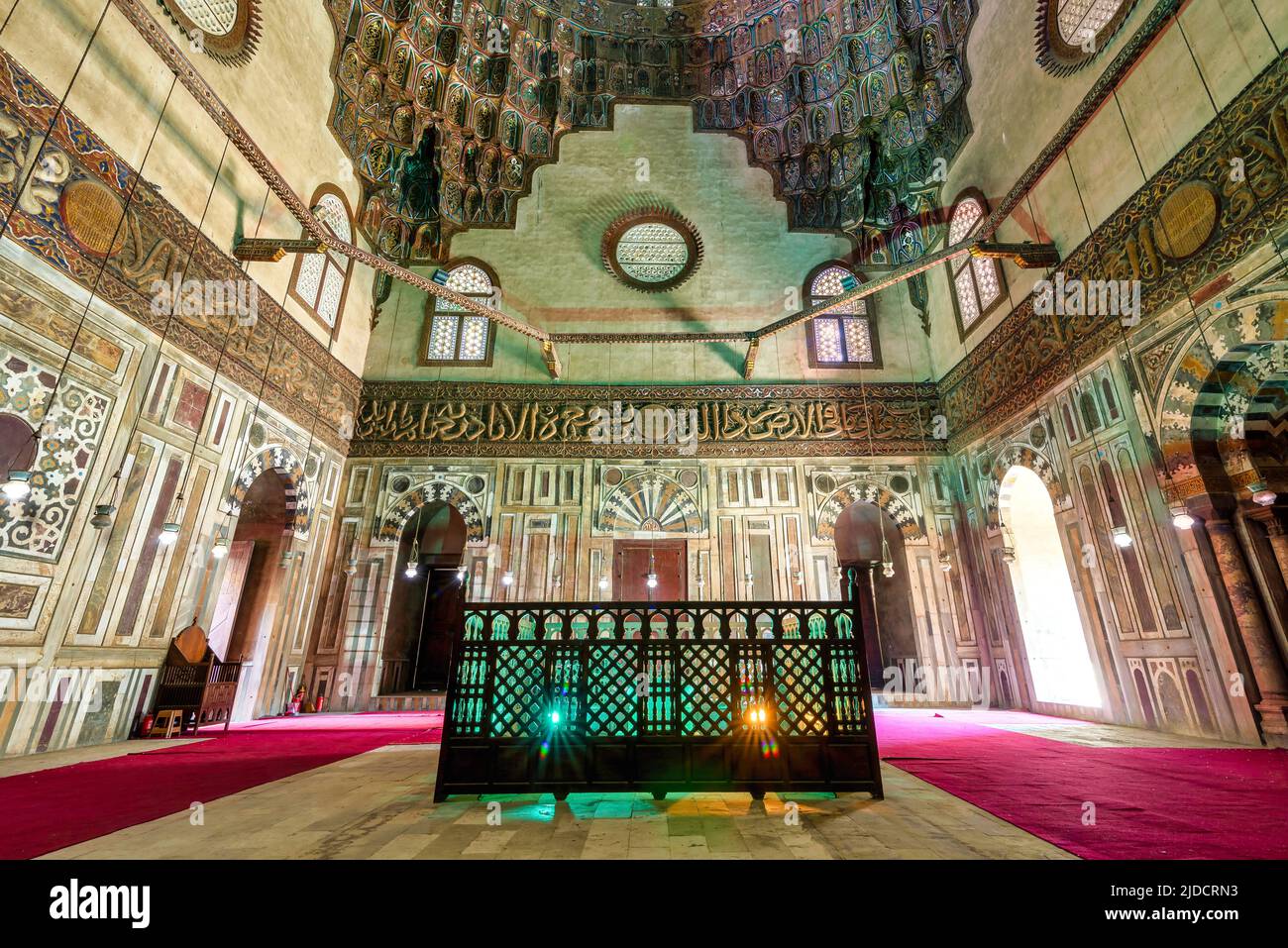 Cenotafio mediando la cámara mausoleo en la mezquita histórica de la era de Mamluk y Madrasa del Sultán Hassan con mosaico de mármol de colores, e inscripción tallada del Verso del Trono, El Cairo, Egipto Foto de stock