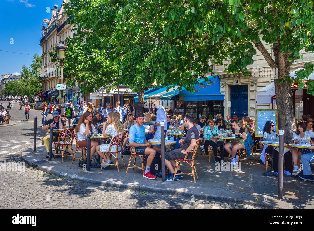 Café restaurante con terraza abarrotado en la Ile de la Cite, París, Francia. Foto de stock