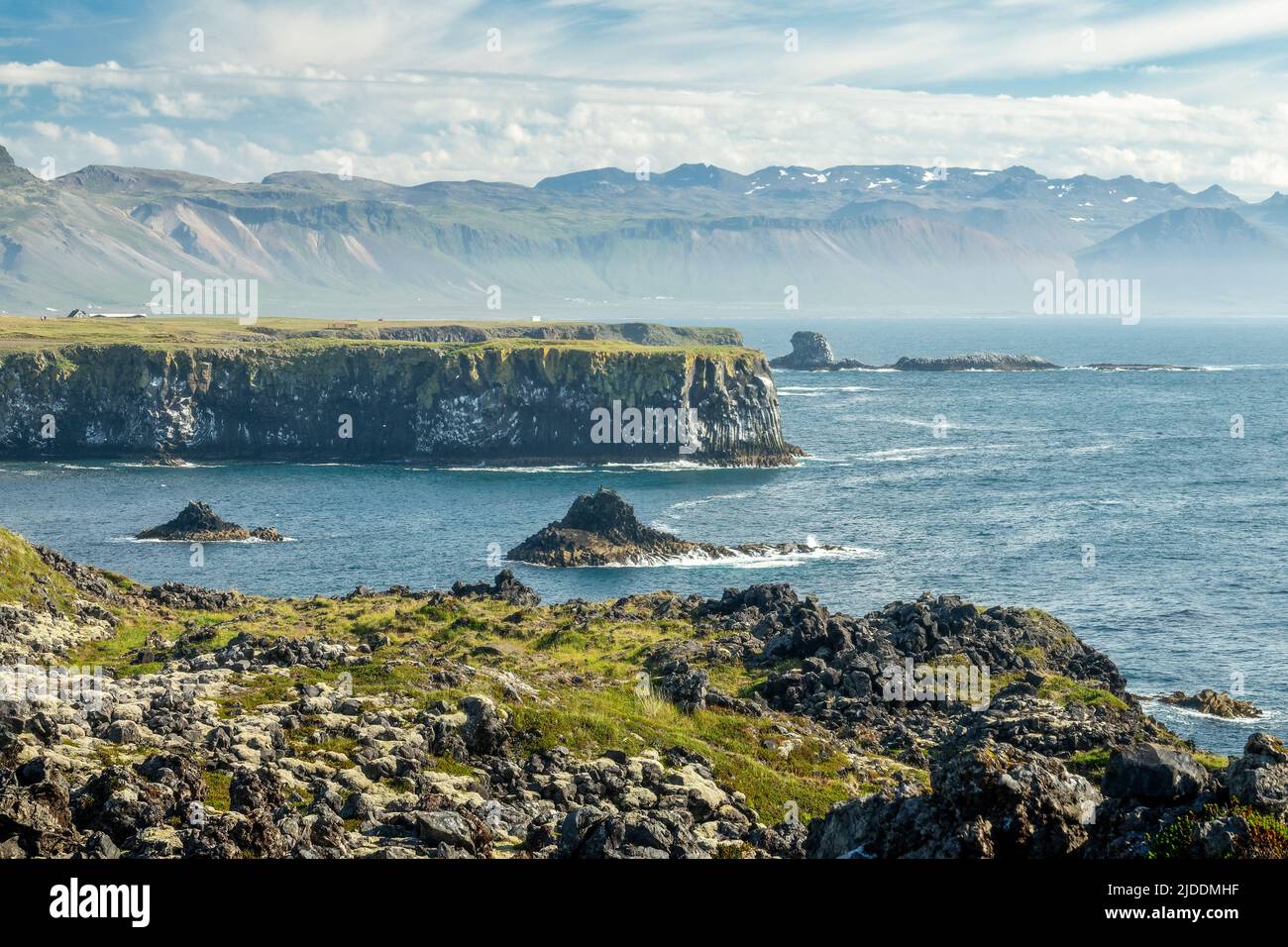 El acantilado de Arnarstapi, península de Snaefellsnes, Islandia Foto de stock