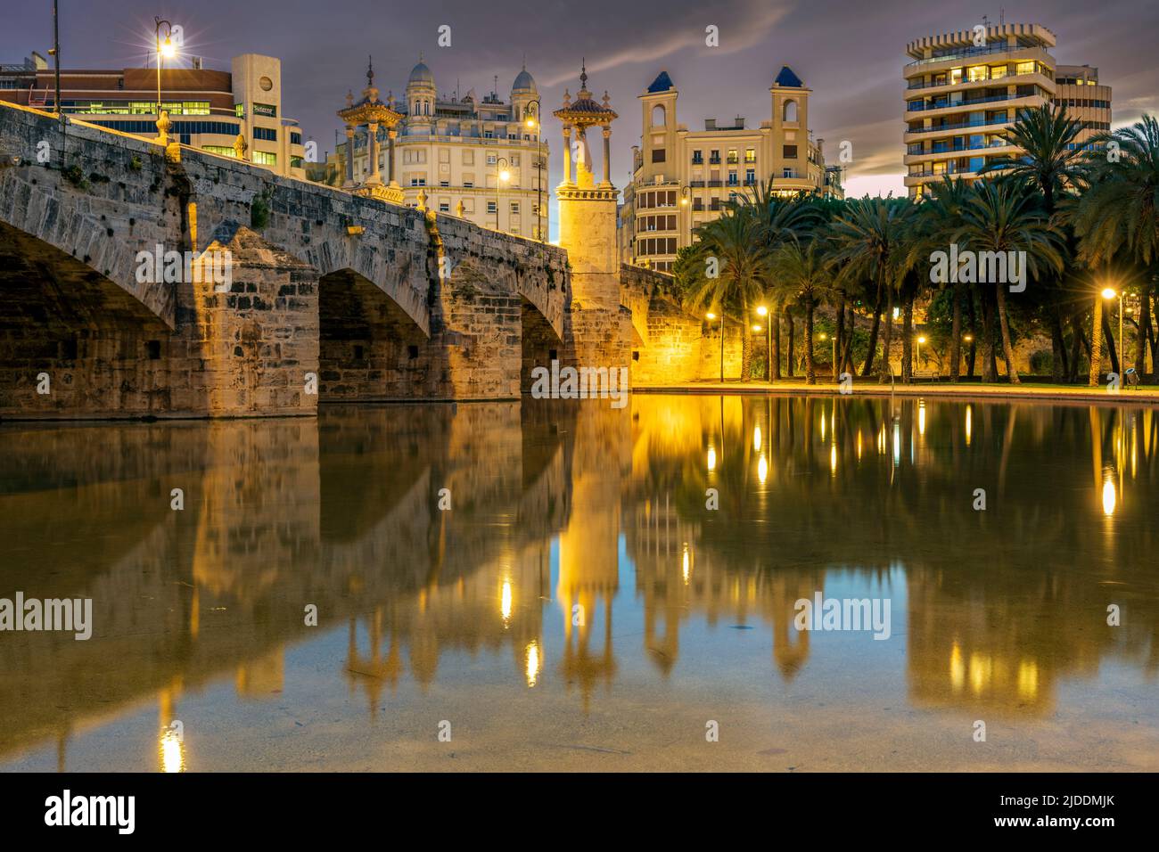 Puente del Mar (Puente del Mar) y perfil de la ciudad, Jardín Turia, Valencia, Comunidad Valenciana, España Foto de stock