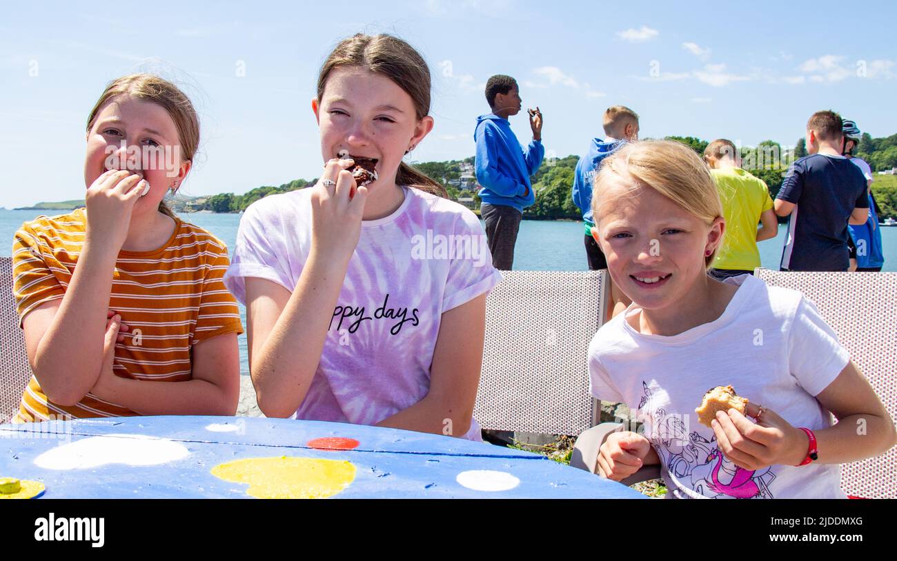 Los niños disfrutan de helados junto al mar Foto de stock