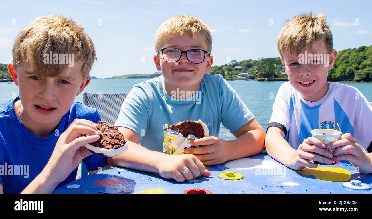 Los niños disfrutan de helados junto al mar Foto de stock