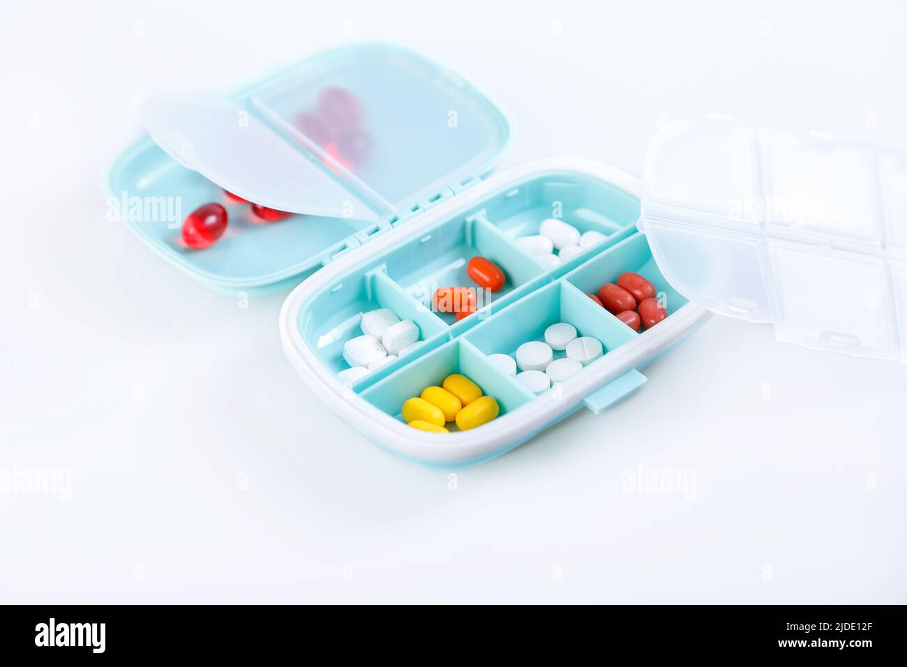 Maqueta de caja de medicamentos con pastillas en concepto de