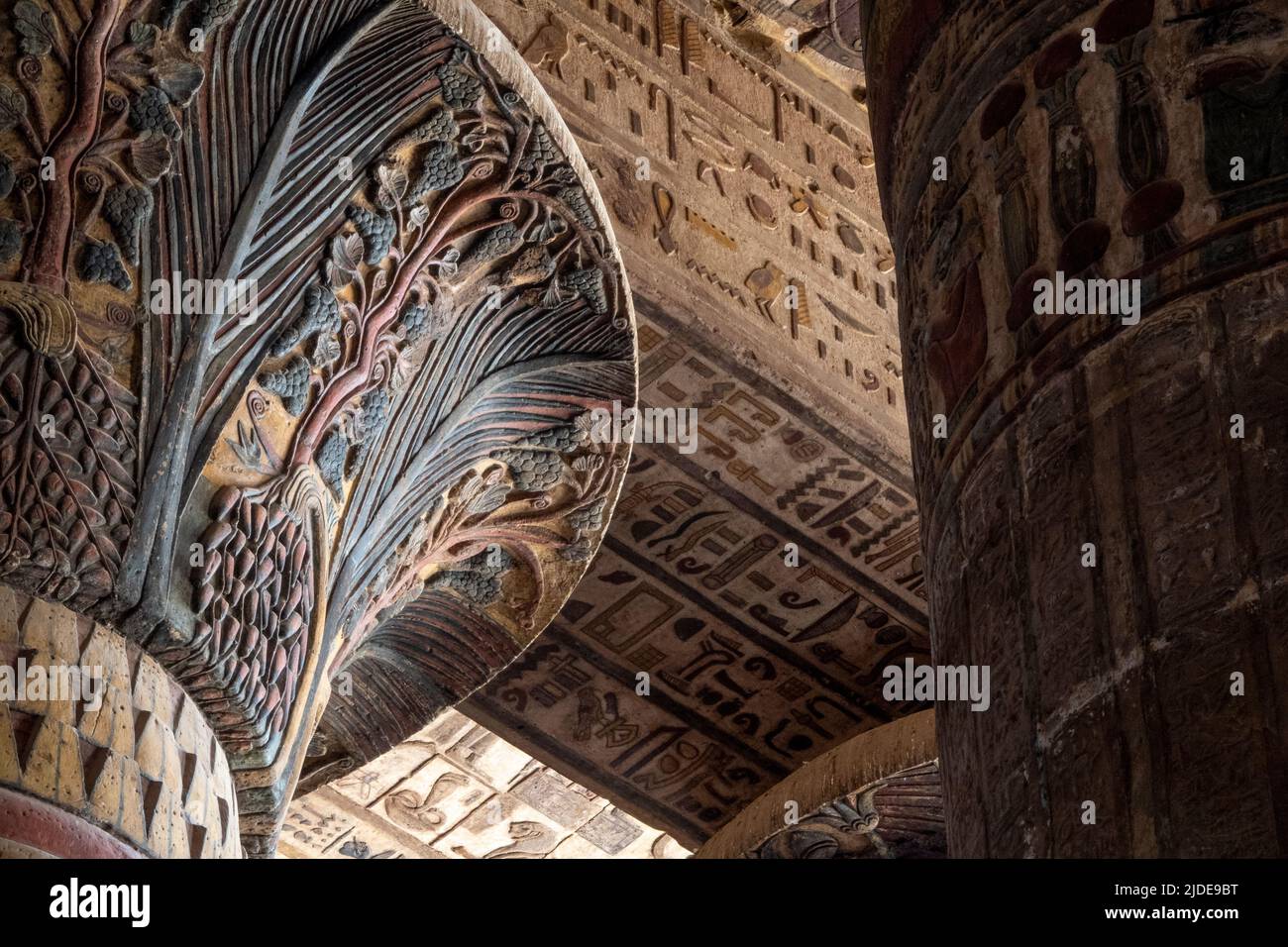 Columnas de la sala hipóstila salen del templo de Khnum en Esna, Egipto Foto de stock