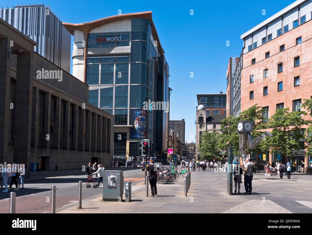 dh CINEWORLD KILLERMONT STREET GLASTRACK ESCENA DE LA CALLE El cine moderno de la ciudad de escocia Streets Foto de stock