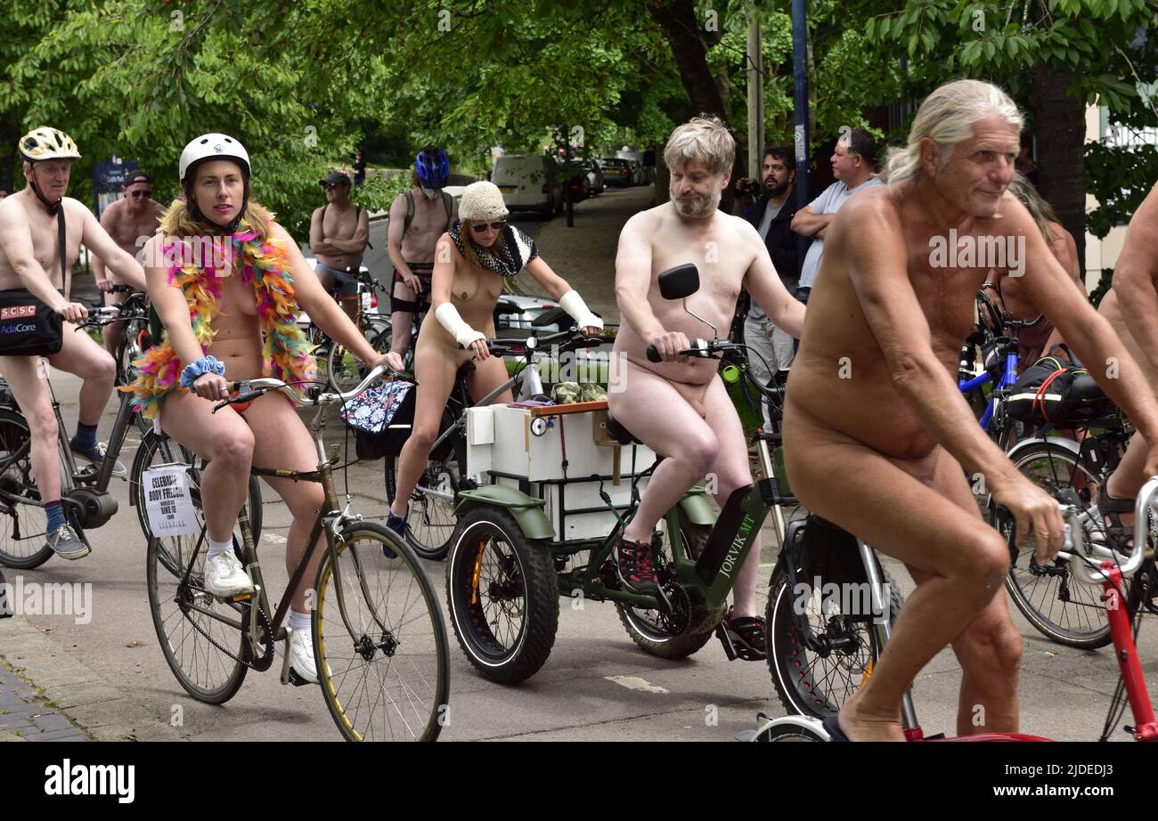 Participantes en World Naked Bike Ride en Bristol 2022 en bicicleta por la ciudad, Bristol, Reino Unido Foto de stock