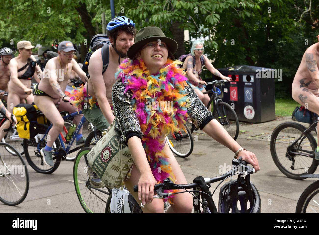 Participantes en World Naked Bike Ride en Bristol 2022 en bicicleta por la ciudad, Bristol, Reino Unido Foto de stock