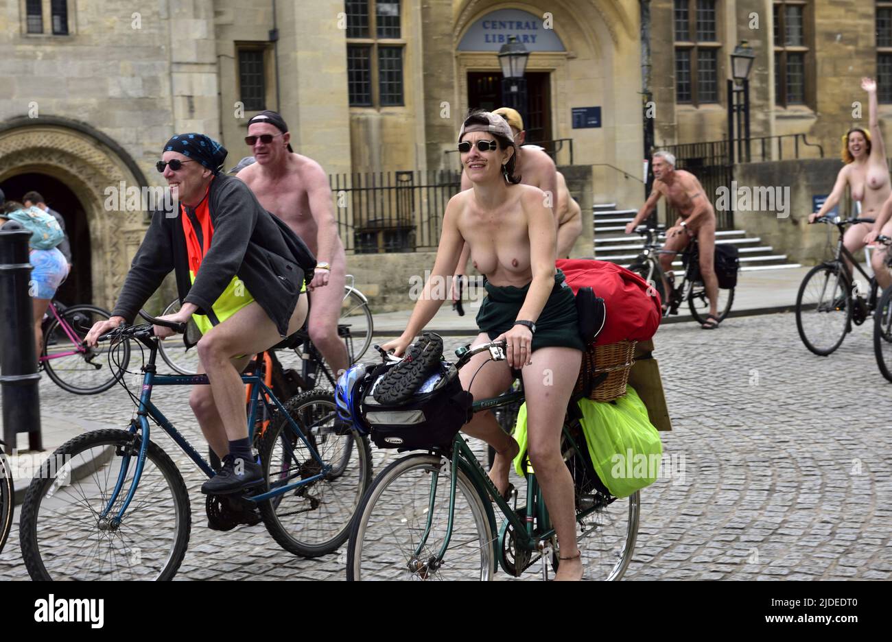 Ciclistas en World Naked Bike Ride en Bristol 2022 en bicicleta por el centro de la ciudad por la biblioteca central, Reino Unido Foto de stock