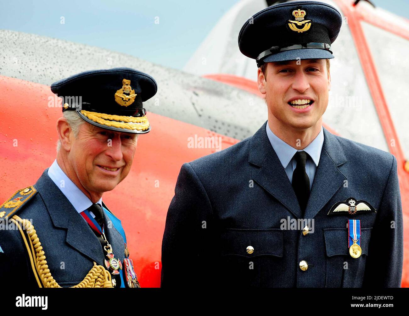 Foto del archivo de fecha 11/4/2008 del príncipe Guillermo y el príncipe de Gales en RAF Cranwell, Lincolnshire después de que Guillermo recibiera sus alas de RAF de su padre. El martes, el Duque de Cambridge celebra su cumpleaños de 40th. Fecha de emisión: Lunes 20 de junio de 2022. Foto de stock