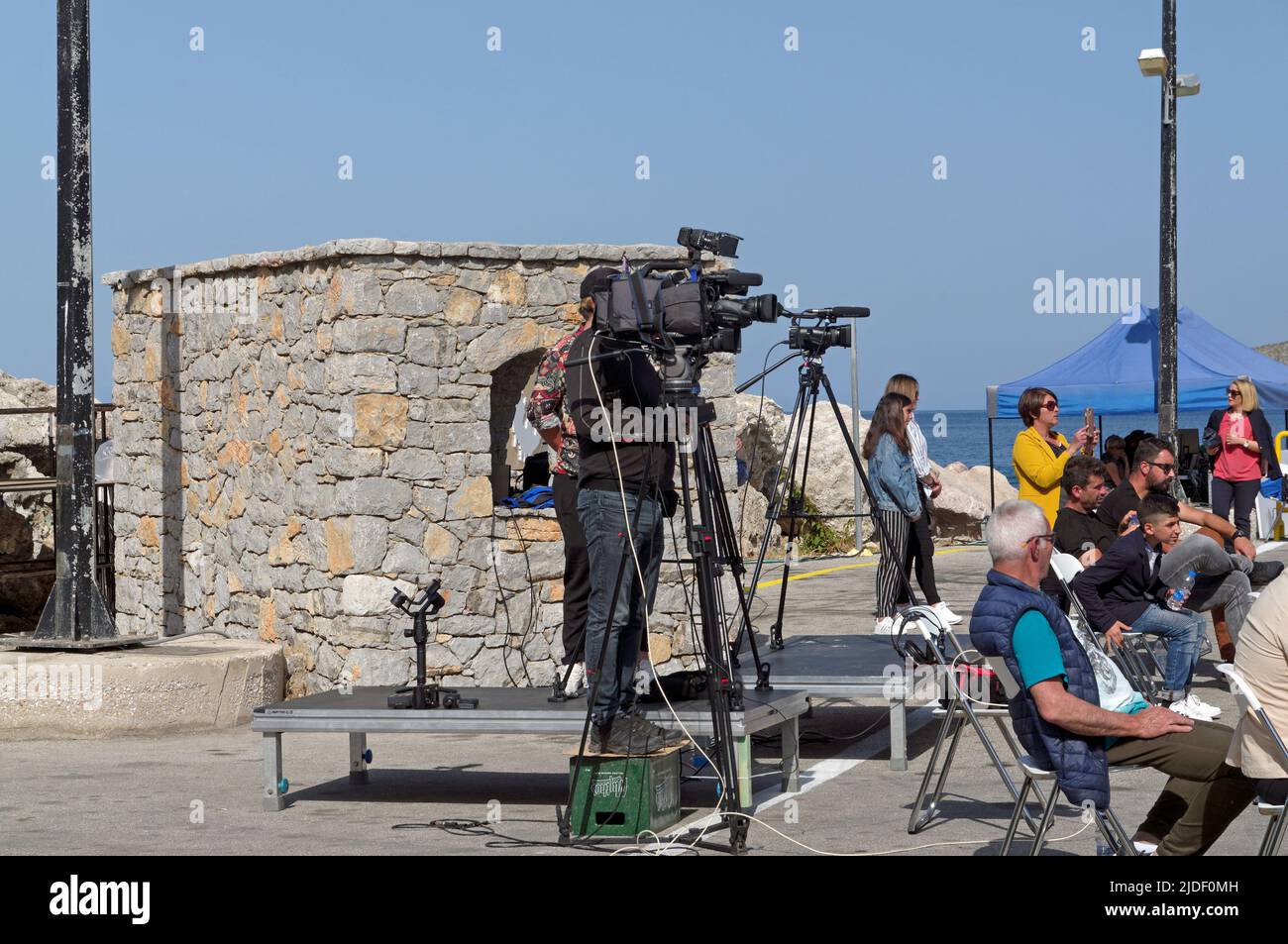 Operadores de cámaras y medios de comunicación en Tilos, New Zero Waste, 2022 Foto de stock