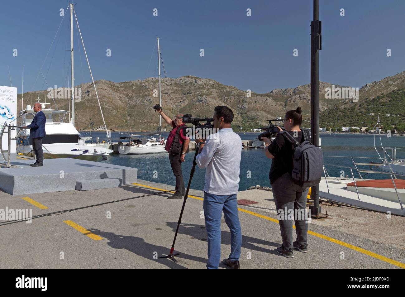 Fotógrafos de medios de la prensa griega en Tilos, New Zero Waste initiative, 2022 Foto de stock