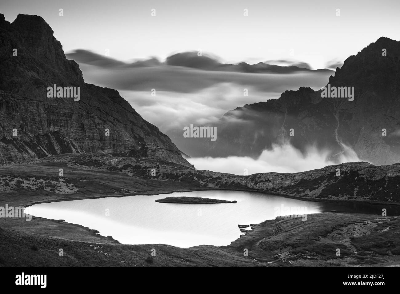 Evocador amanecer en Laghi dei Piani (lagos Piani) en los Dolomitas Sexten. Marea de nubes sobre valles. Picos montañosos. Alpes italianos. Europa. Foto de stock