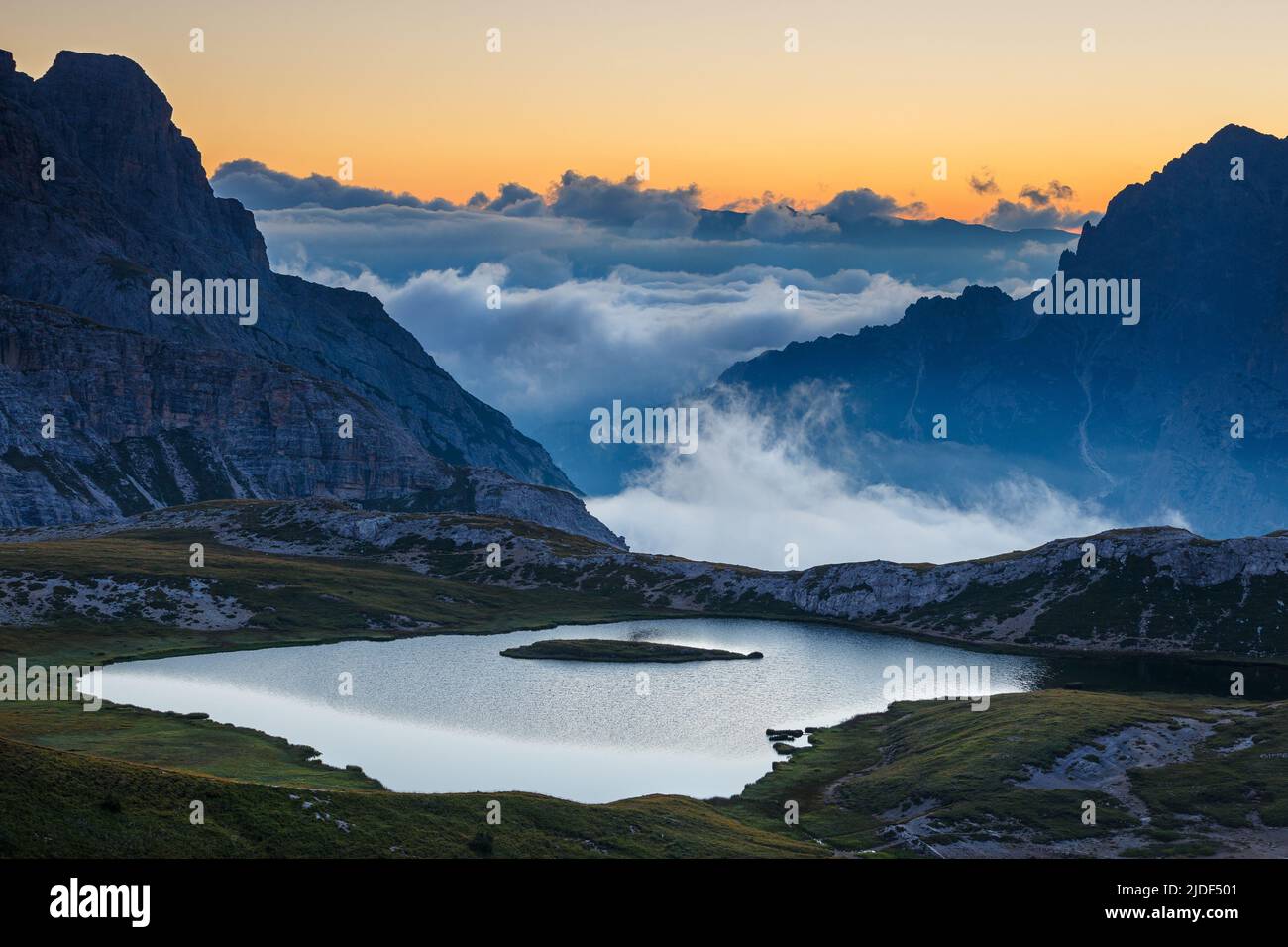 Evocador amanecer en Laghi dei Piani (lagos Piani) en los Dolomitas Sexten. Marea de nubes sobre valles. Picos montañosos. Alpes italianos. Europa. Foto de stock