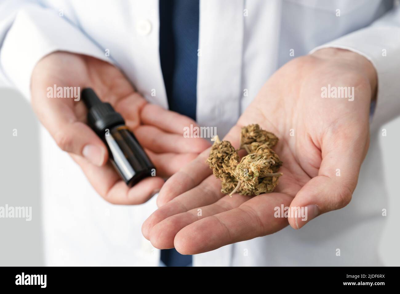 Doctor con cáñamo de cannabis y aceite. Clínica médica con tratamiento neurológico moderno Foto de stock