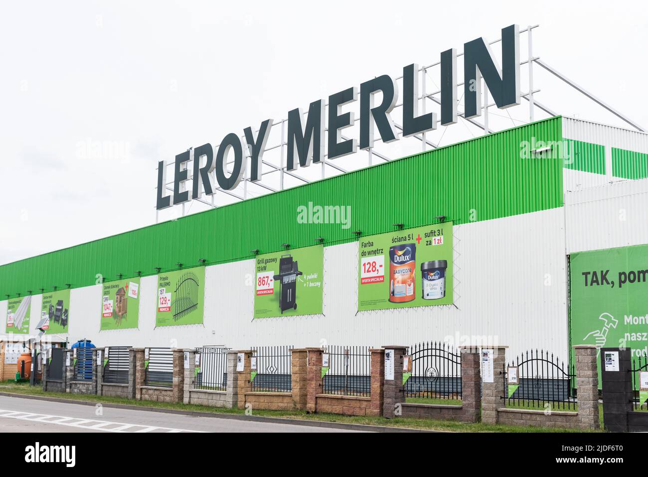 Wroclaw, Polonia - 29 DE MAYO de 2022: Logotipo y signo de Leroy Merlin a la entrada del hipermercado Foto de stock