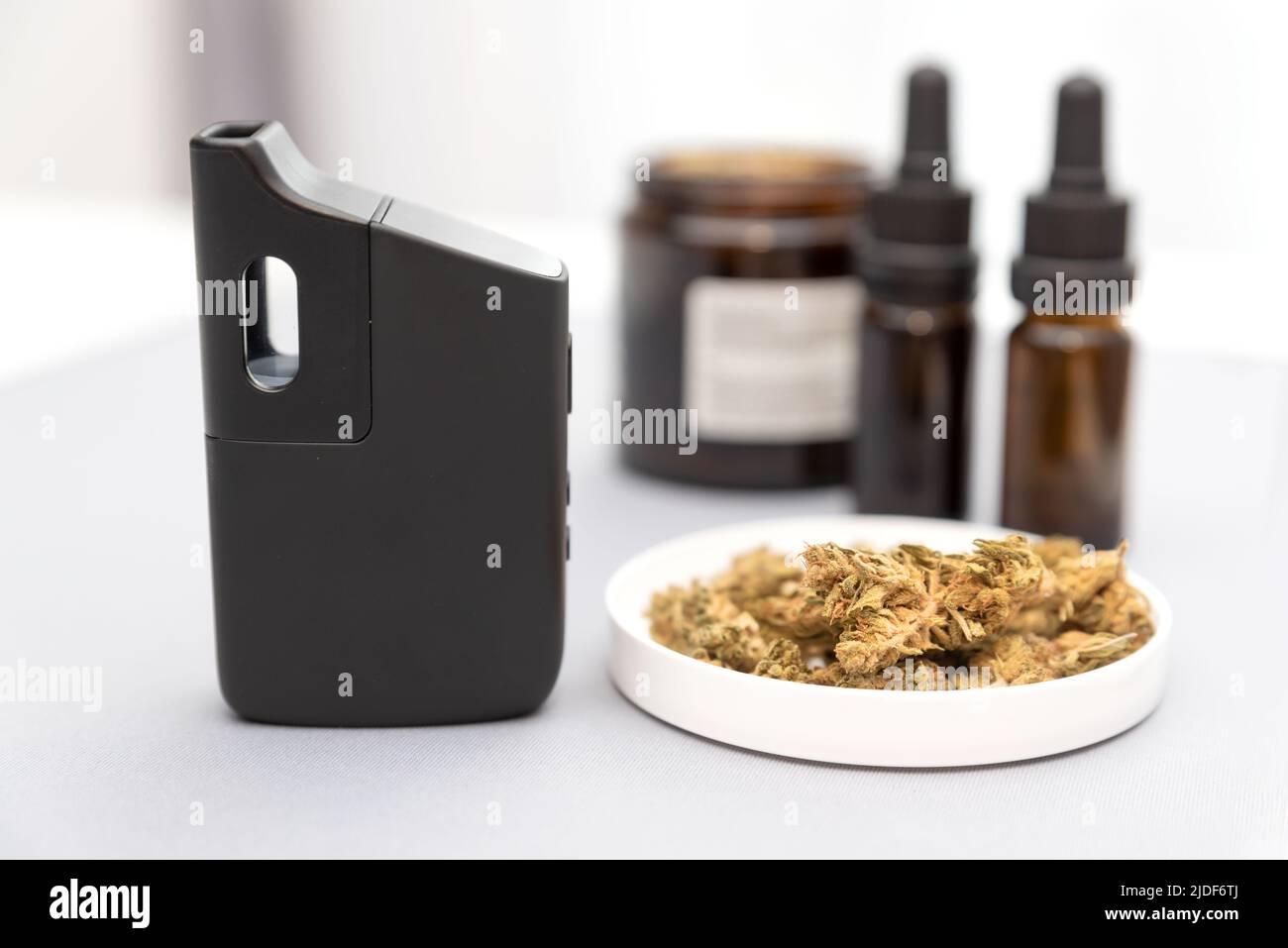 Vaporizador electrónico portátil, marihuana medicinal, THC, aceite CBD Foto de stock