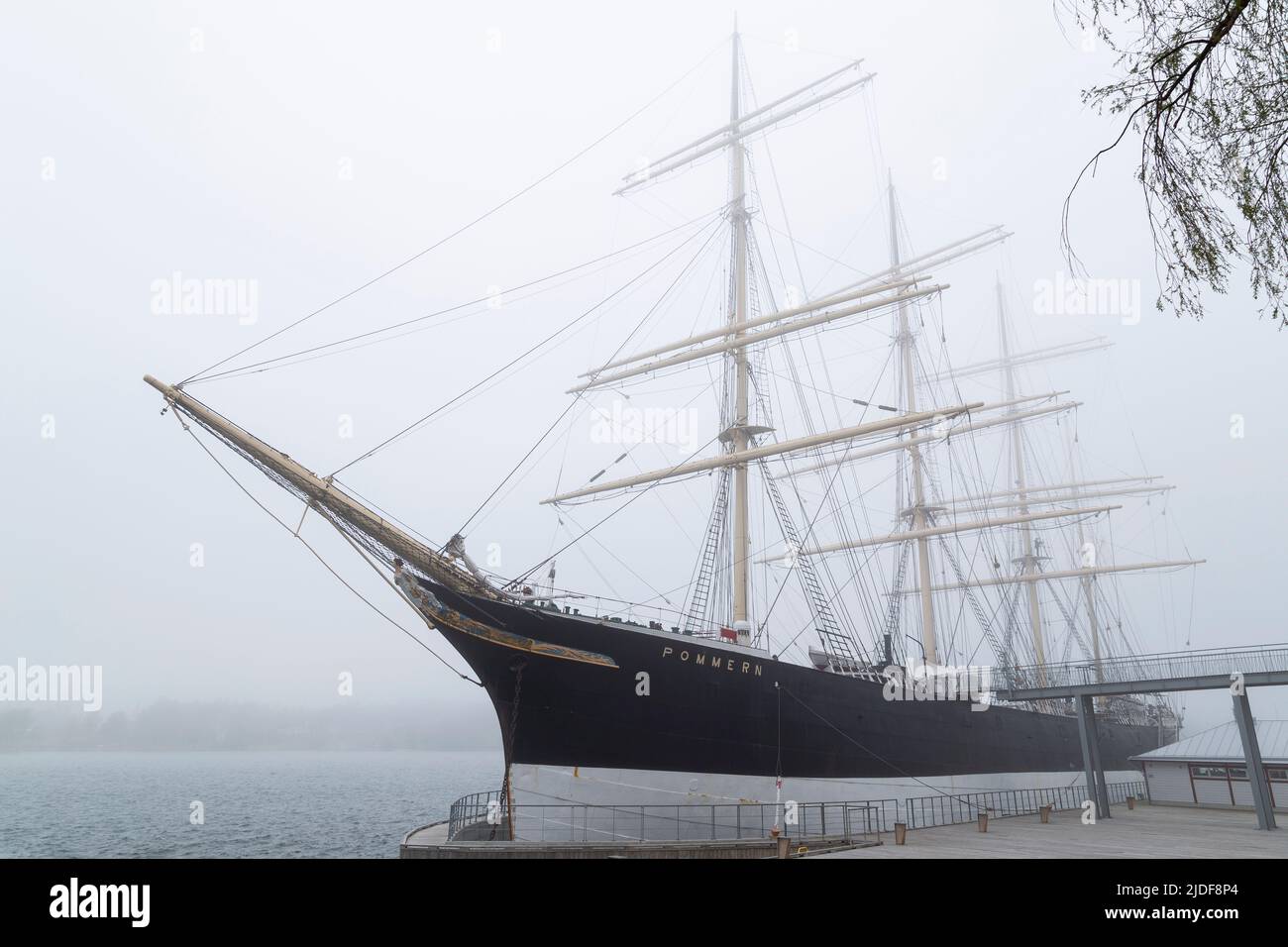 Museo histórico Pommern amarrado en el puerto de Mariehamn, Islas Åland, Finlandia, en un día de niebla. Foto de stock