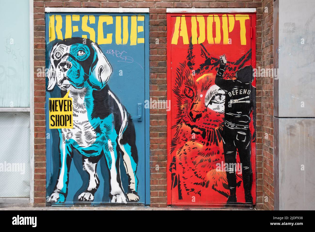 Rescate. Adoptar. ¡Nunca comprar! Graffiti mural de bienestar animal en Manhattan, Nueva York, Estados Unidos de América. Foto de stock
