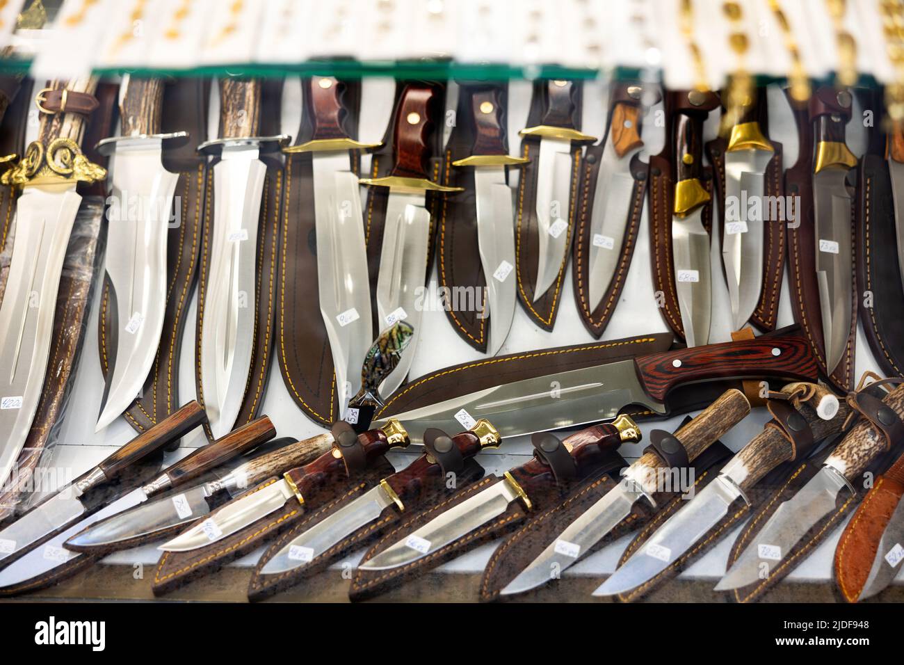 Colección de cuchillos en la tienda de recuerdos de Toledo Fotografía de  stock - Alamy