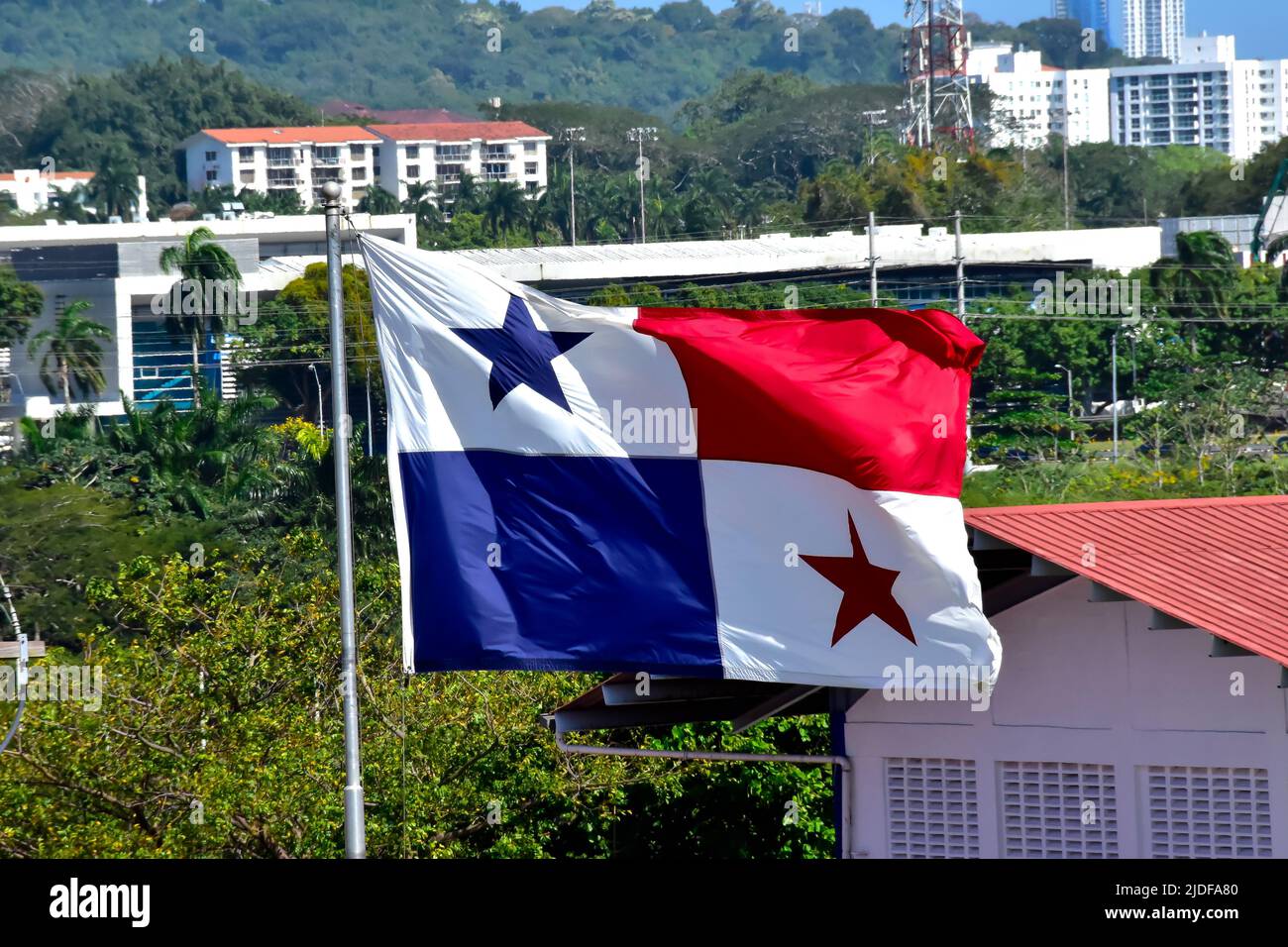 Bandera de Panamá cerca del Canal de Panamá Foto de stock