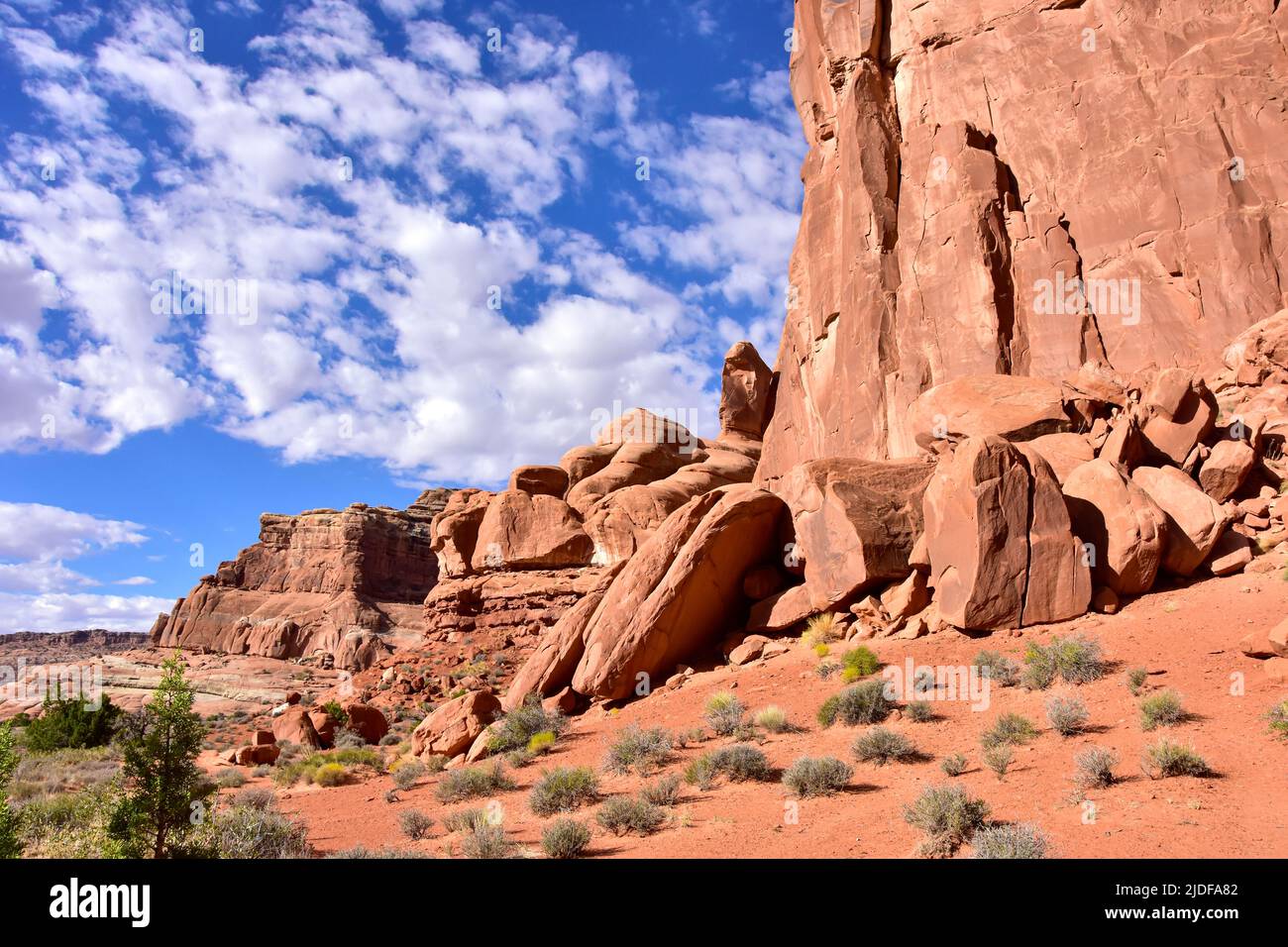 Rocas rojas contra un cielo azul en el Parque Nacional Arches, cerca de Moab Utah, Foto de stock