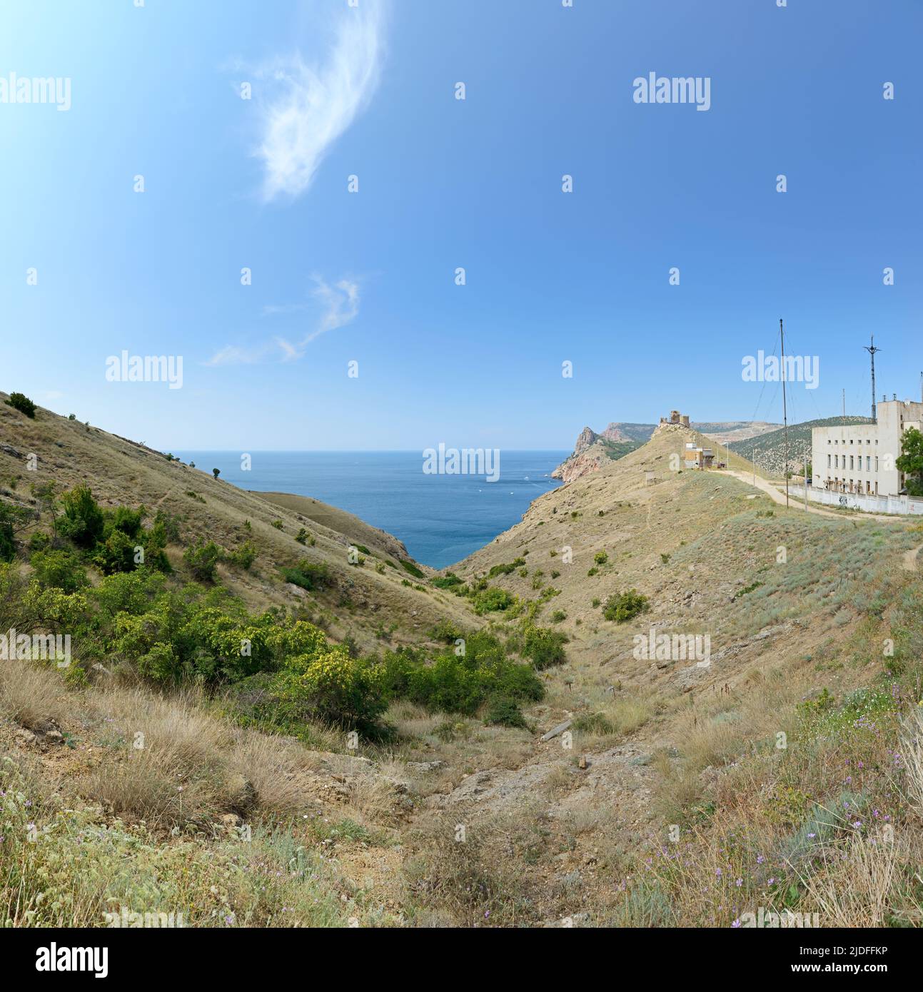 Vista del paisaje de colinas con barrancos hacia la fortaleza genovesa en los acantilados al oeste de Balaklava, Crimea, Rusia. Foto de stock
