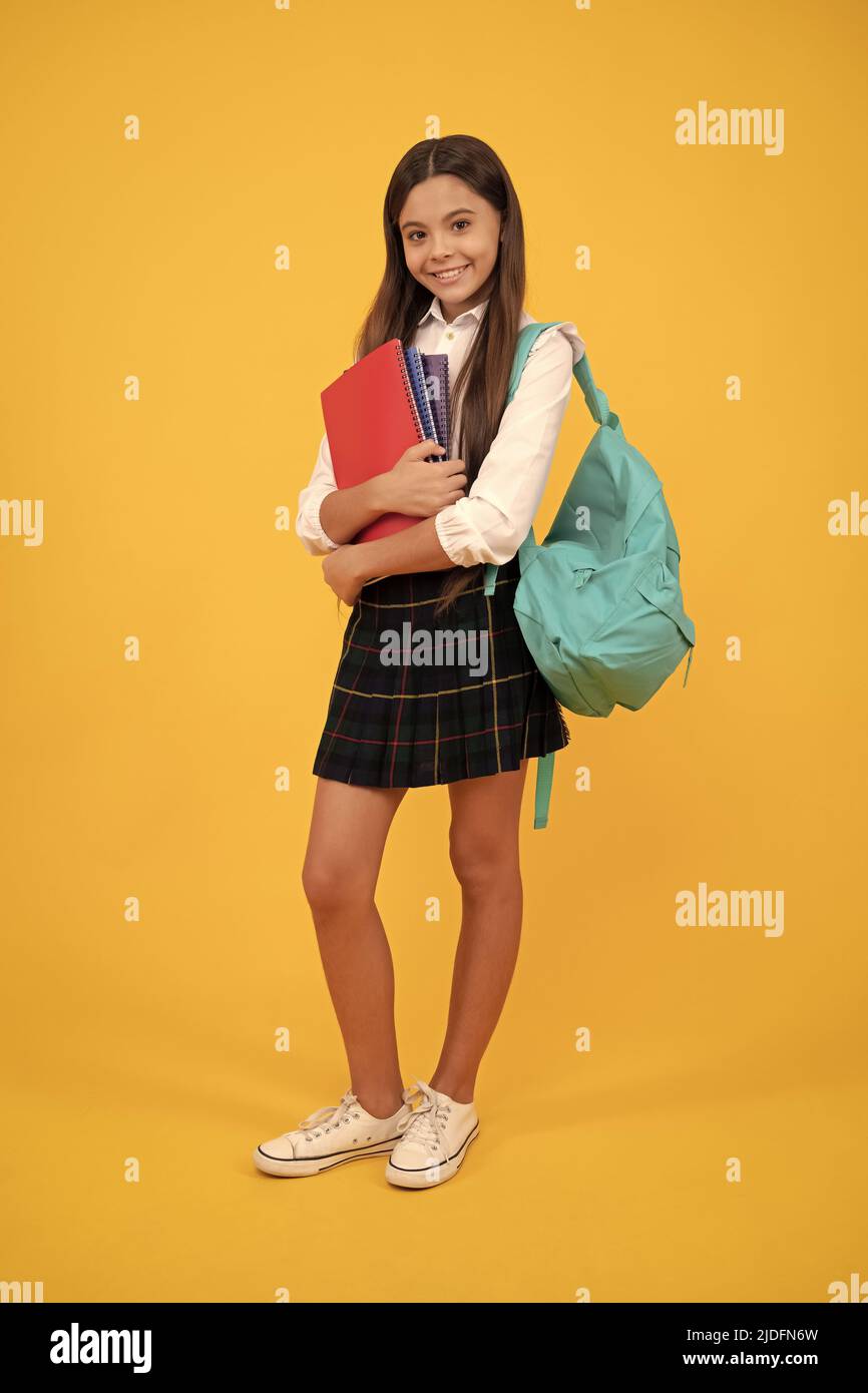 Chica con mochila fotografías e imágenes de alta resolución - Alamy