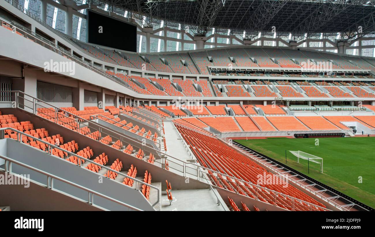 Construcción de un nuevo estadio de fútbol tribune para el upcomming Indonesia Team. Estadio Internacional de Yakarta en el norte de Yakarta. Yakarta, Indonesia, junio Foto de stock