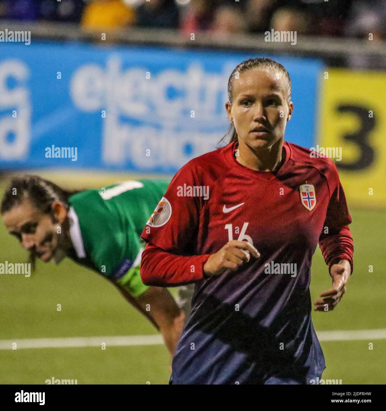 Campeonato Europeo Femenino de la UEFA 2021. 30 de agosto de 2019. Irlanda del Norte 0 Noruega 6 en Seaview, Belfast. Noruega Femenina Internacional jugador de fútbol Guro Reiten Noruega (16). Foto de stock