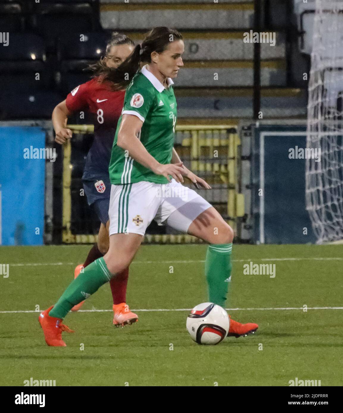 Campeonato Europeo Femenino de la UEFA 2021. 30 de agosto de 2019. Irlanda del Norte 0 Noruega 6 en Seaview, Belfast. La futbolista de la Internacional Femenina de Irlanda del Norte Sarah McFadden Irlanda del Norte (4). Foto de stock