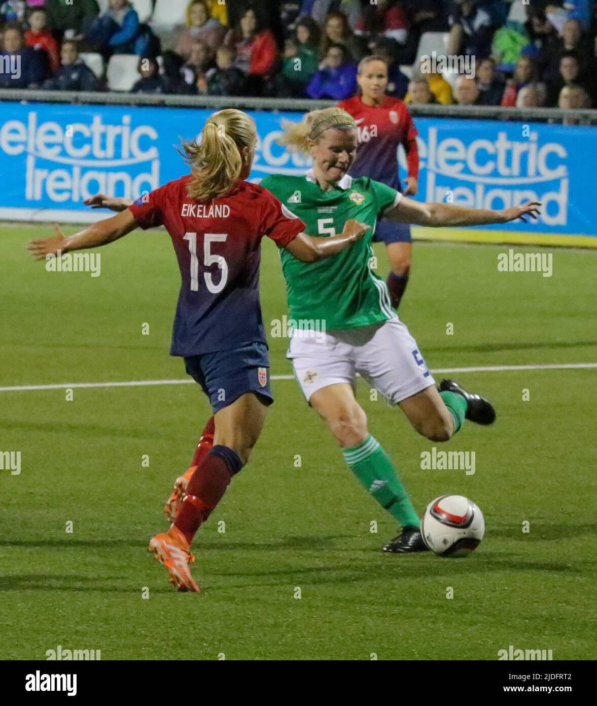Campeonato Europeo Femenino de la UEFA 2021. 30 de agosto de 2019. Irlanda del Norte 0 Noruega 6 en Seaview, Belfast. La futbolista de la Internacional de Mujeres de Irlanda del Norte Julie Nelson Irlanda del Norte (5). Foto de stock
