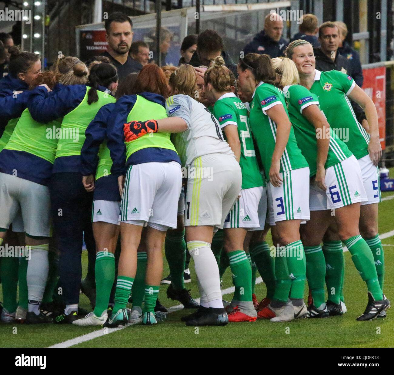 Campeonato Europeo Femenino de la UEFA 2021. 30 de agosto de 2019. Irlanda del Norte 0 Noruega 6 en Seaview, Belfast. El fútbol americano de la Internacional de Mujeres de Irlanda del Norte en un juego antes del despegue. Foto de stock